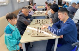 Главная библиотека Хакасии приглашает на предновогодние турниры по нардам и тобиту