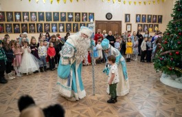 Артисты Хакасского национального театра имени А.М.Топанова дарят новогоднее настроение по всей Хакасии и югу Красноярского края