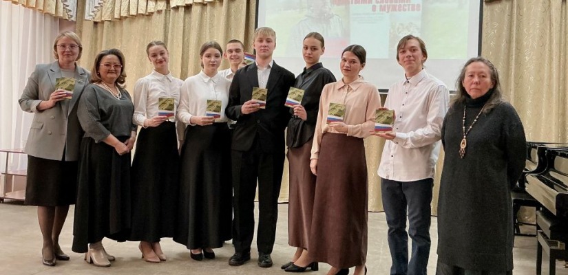 Поэзия под огнём: студенты Хакасского колледжа искусств представили литературную композицию по стихам воина и поэта Игоря Ефремова