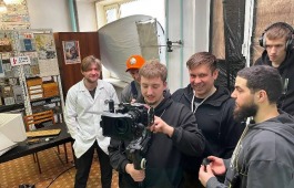 Учащиеся Школы креативных индустрий Хакасии приступили к профессиональной практике на съёмочной площадке комедийного сериала «Стражи Реальности»