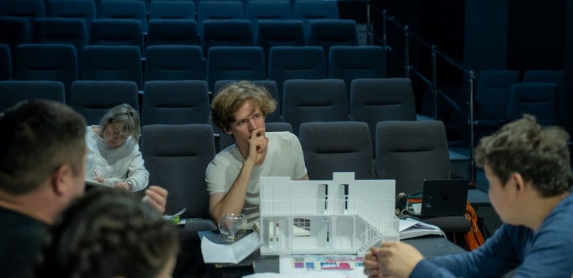 Театр Топанова готовится к премьере комедии «Шум за сценой»