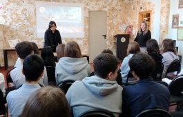 От графического романа до сцены: в детской библиотеке состоялась встреча с художником