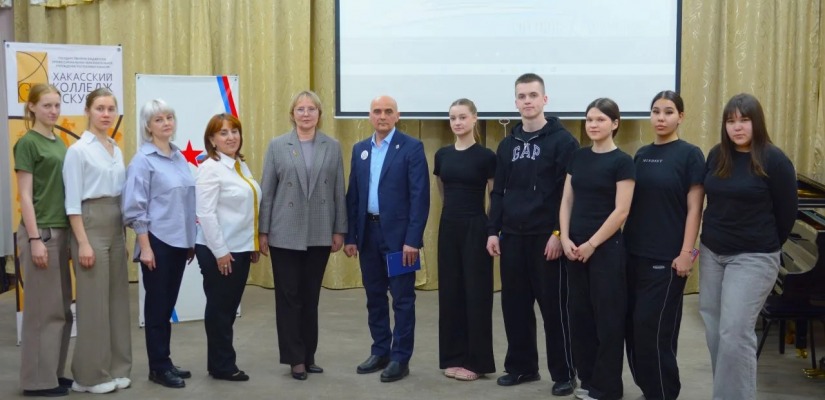 В Хакасском колледже искусств говорили о Крымской весне и мужестве героев СВО