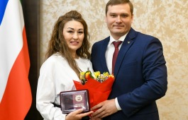 Актрисе театра Топанова  Алисе Толмачевой присвоено почетное звание «Заслуженный артист Республики Хакасия»