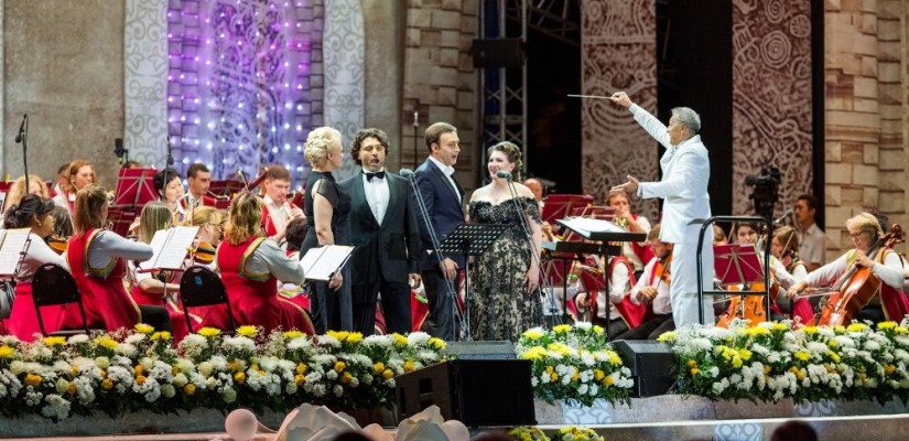 За дирижерским пультом симфонического оркестра – маэстро Вячеслав Прасолов