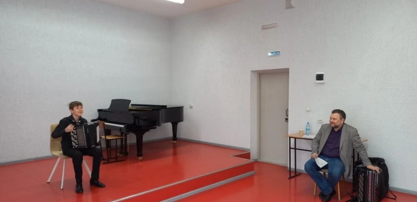 В Хакасии прошли мастер-классы известного баяниста Михаила Овчинникова