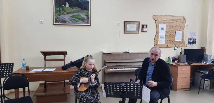 В Хакасии прошли мастер-классы профессора Андрея Кугаевского (струнно-щипковые инструменты)