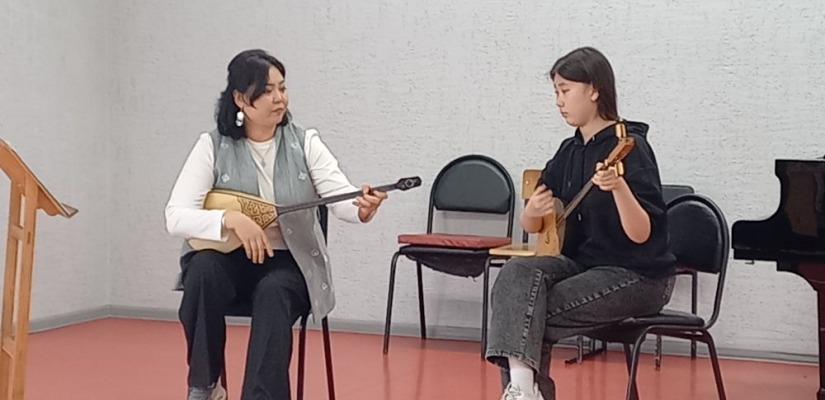 В Хакасии прошли мастер-классы преподавателя из Казахстана Асель Алиной (национальные инструменты)