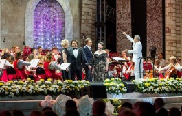 За дирижерским пультом симфонического оркестра – маэстро Вячеслав Прасолов