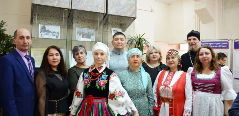 «Единым духом сильна Хакасия»: в Национальном архиве открылась выставка к Году единства народов России