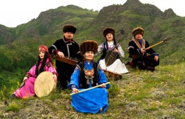 Погружение в истоки: фольклорный ансамбль «Айланыс» выступит на открытии смены «Родной язык – душа России» в лагере «Березка»