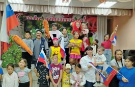 Ко Дню российского флага театр «Читiген» показал сказку «Страж леса» юным жителям села Сартыков