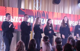 Учащиеся ШКИ представили авторские украшения и провели фотосъёмку показа-перфоманса от Сибирской академии красоты и таланта в Абакане