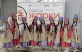 «Пӧӧлбек» открыл «Жарки»: юные таланты Хакасии представили культуру на старте кинофестиваля