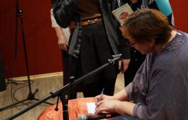 Проект «Книга и писатель в пути» познакомил жителей Сорска с поэзией Юлии Тарабаровой
