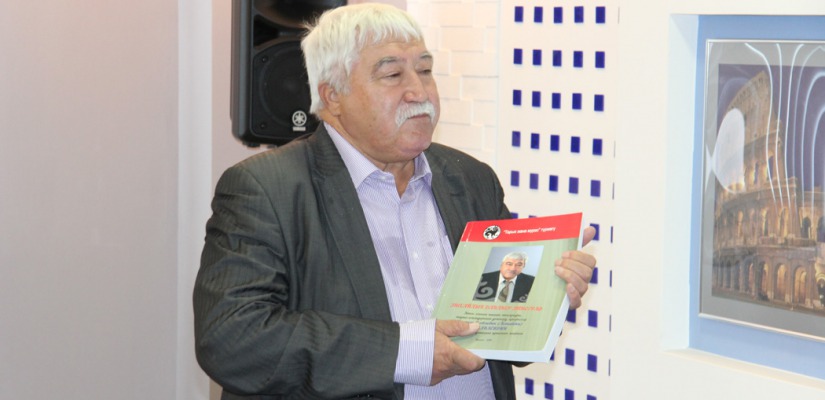Этнограф Виктор Бутанаев передал Национальной библиотеке книги, посвященные его научной деятельности
