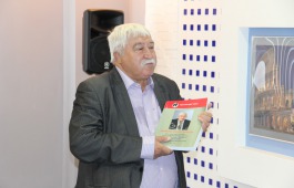 Этнограф Виктор Бутанаев передал Национальной библиотеке книги, посвященные его научной деятельности