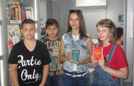 Викторины, игры и чтение: библиомобиль побывал в одном из парков столицы Хакасии