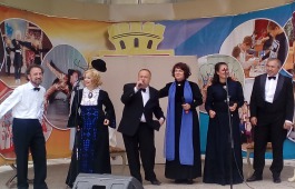 Русский театр имени М.Ю. Лермонтова поздравил жителей Абакана и Минусинска с главными городскими праздниками