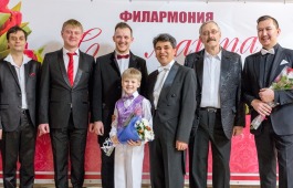 Артисты республиканской филармонии поздравляют жительниц Хакасии с 8 Марта