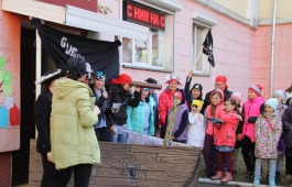 Юные читатели Хакасской республиканской детской библиотеки нашли сундук с сокровищами на «Библиосумерках-2017»