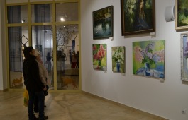 В Хакасии открылась выставка московских художниц «В моем саду»