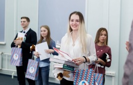 Чемпионом Хакасии по чтению вслух среди старшеклассников стала Полина Свистунова