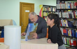 Исполняющий обязанности министра культуры Хакасии Леонид Ерёмин посетил Национальную библиотеку имени Н.Г. Доможакова