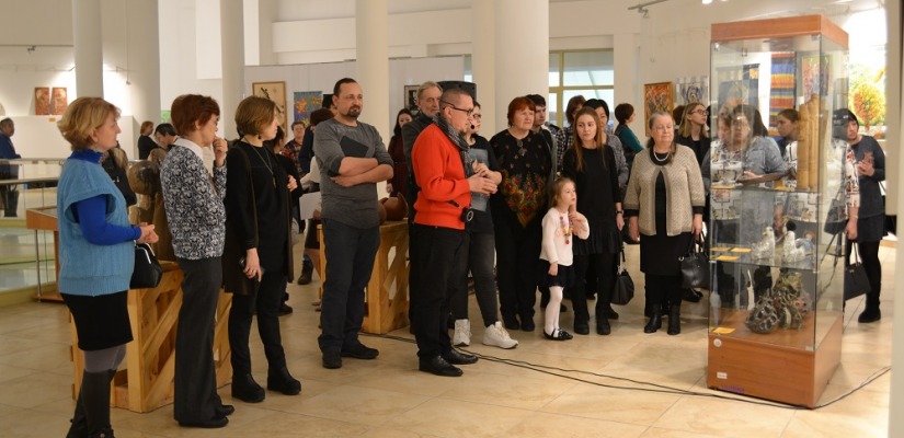 В Национальном музее Хакасии открылась межрегиональная выставка мастеров декоративно-прикладного искусства «Сибирская радуга»