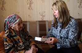 Министерство культуры Хакасии вручило труженице тыла цифровую приставку для телевизора
