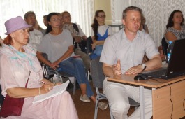 В Хакасии прошел обучающий семинар художника Сергея Олейникова для преподавателей детских художественных школ и школ искусств республики