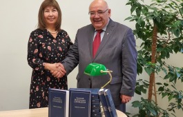 Главная библиотека Хакасии приняла в дар собрание сочинений Евгения Примакова