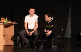 Театр «Читiген» готовит премьеру спектакля по пьесе «Эволюция» Алексея Сагатаева