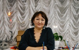 Художник-бутафор театра «Читiген» Надежда Амзаракова – автор лучшего современного украшения хакасских женщин