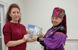 Альбина Курбижекова подарила книги Хакасской республиканской детской библиотеке