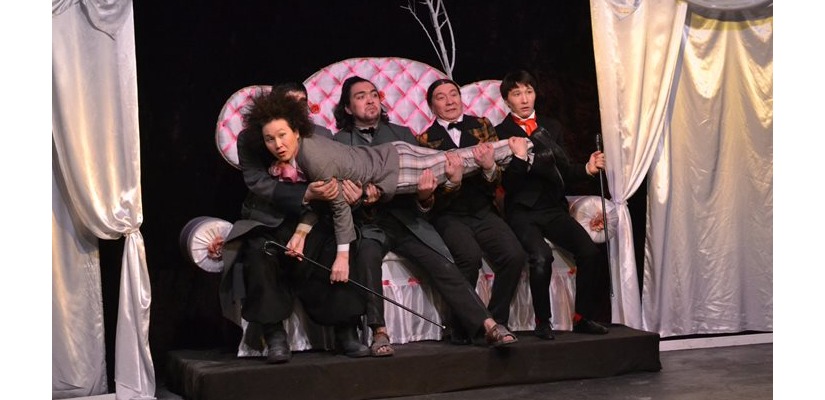 Артисты Хакасского национального театра имени А.М. Топанова приглашают поклонников русской классики на спектакль «Женитьба»