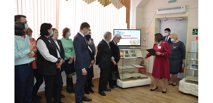 В главном архиве прошло открытие документальной выставки, посвященной 30-летию Республики Хакасия