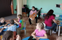 Педагоги национальной детской школы искусств выступили с мастер – классом в детском саду