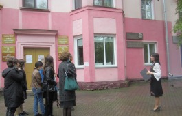 Студенты Минусинского колледжа культуры и искусства посетили с экскурсией квартиру Николая Доможакова