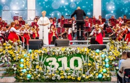 Гала-концерт звёзд оперы переносится на август
