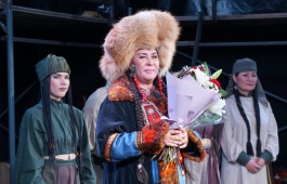 Актрисе театра «Читiген» Элмире Аманбаевой присвоено почетное звание «Заслуженная артистка Хакасии»