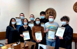 Самодеятельные коллективы Центра культуры имени Кадышева выступают во дворах домов жителей столицы Хакасии