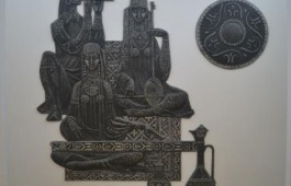 Уникальное чеканное панно Владимира Тодыкова украсило национальный краеведческий музей
