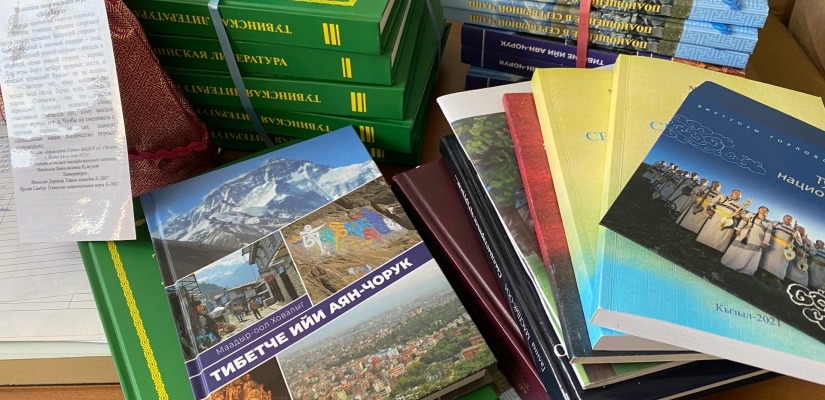 Главная библиотека Хакасии получила в дар книги от Союза писателей Тувы