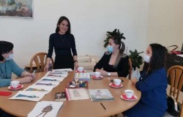 Дизайнер Марина Мамышева представила эскизы новой коллекции для хакасского народного театра моды «Алтыр»