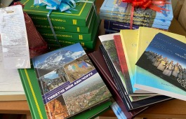 Главная библиотека Хакасии получила в дар книги от Союза писателей Тувы